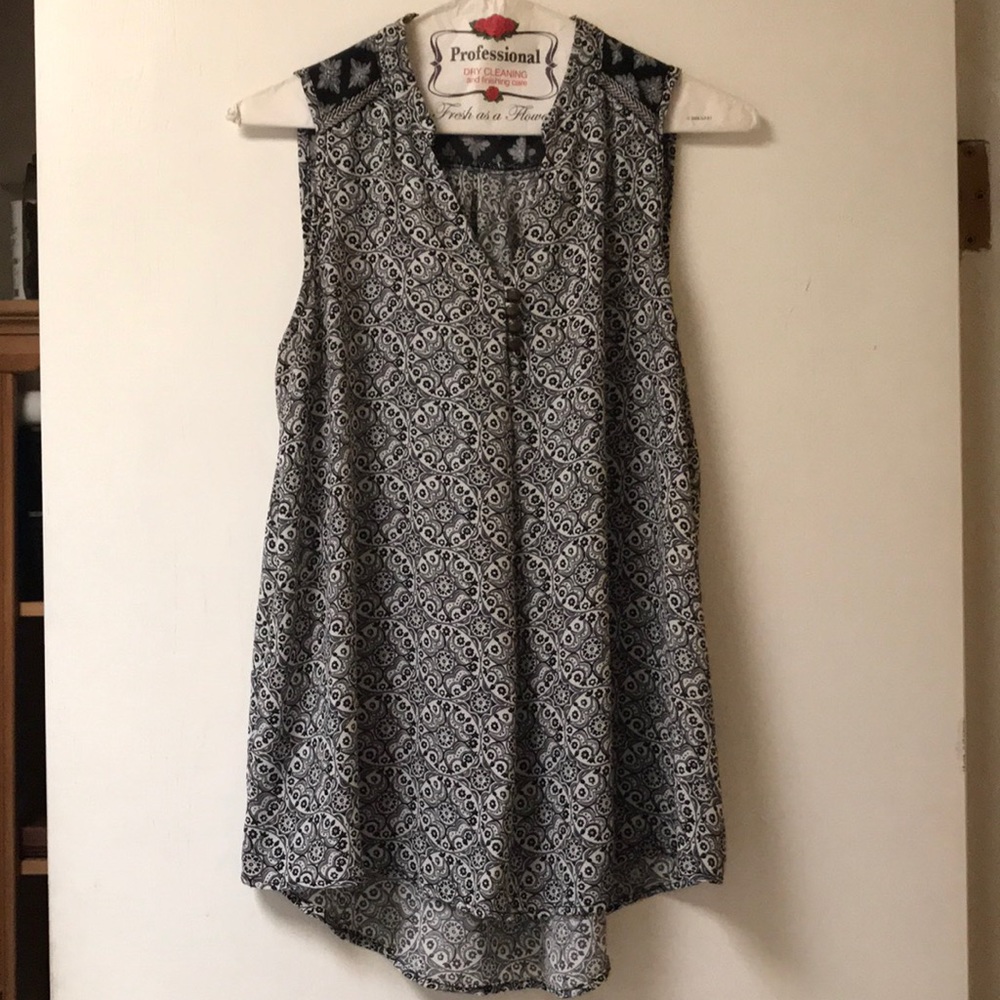 Sleeveless high low flowing tank top. Medium